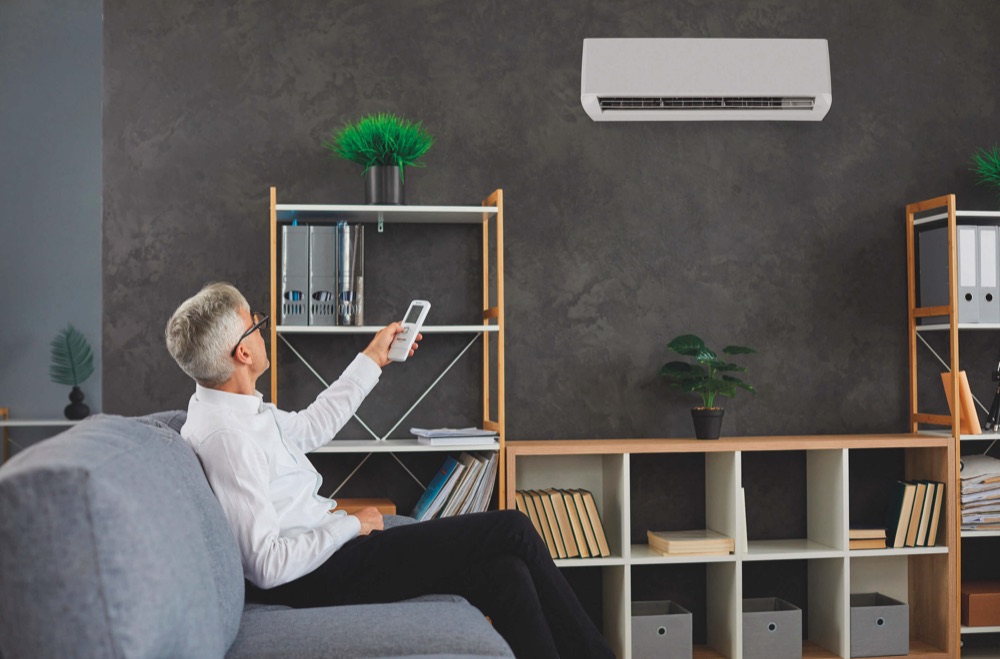 Klimagerät an der Wand eines Wohnzimmers